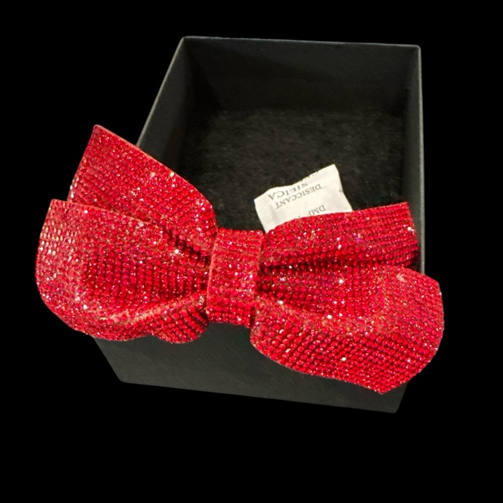 BETSEY JOHNSON HEMATITE TONE BANGL SPARKLING RED BOW